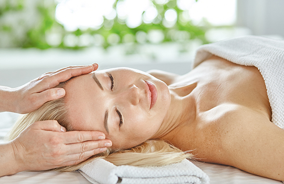 Female client receiving a massage at The Catamaran Spa located by the San Diego beaches